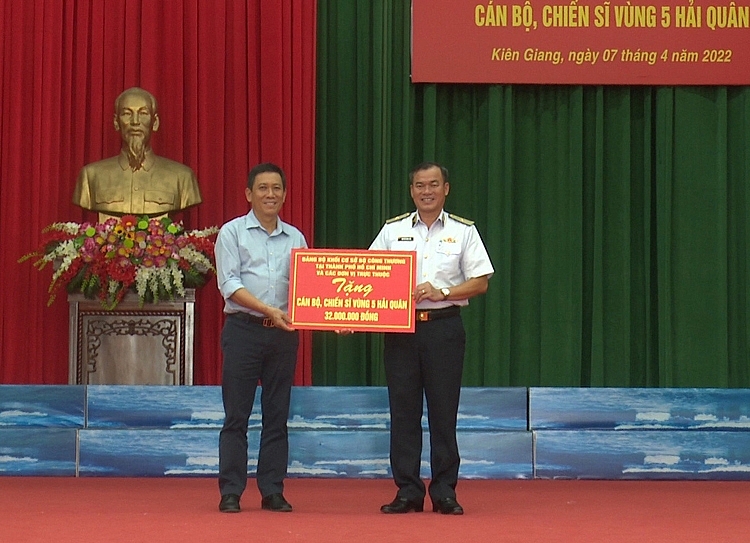 Đồng chí Trần Xuân Điền tặng quà cán bộ, chiến sĩ Vùng 5 Hải quân