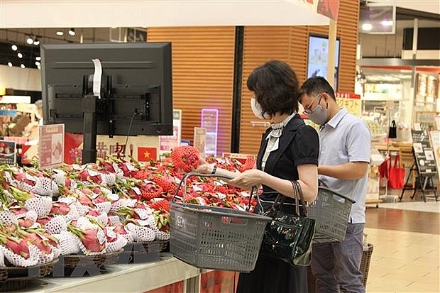 Người tiêu dùng Nhật Bản chọn mua hoa quả Việt Nam ở siêu thị AEON