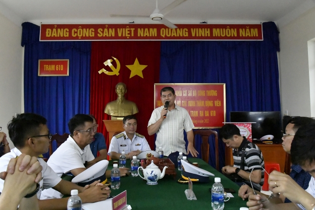 Đồng chí Võ Văn Yên phát biểu động viên cán bộ, chiến sĩ Trạm ra đa 610