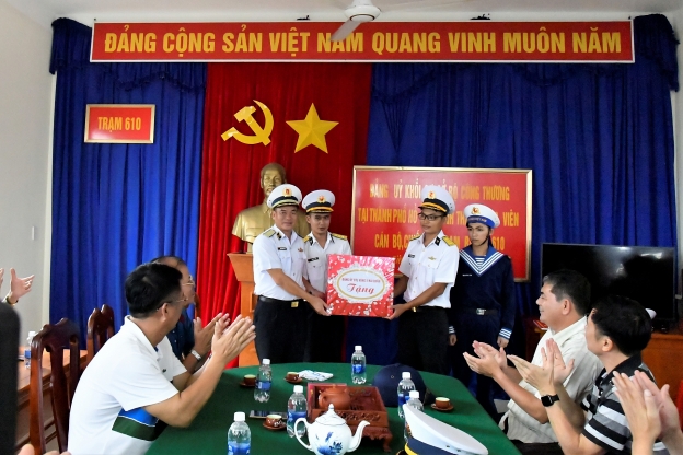 Chuẩn Đô đốc Nguyễn Đăng Tiến tặng quà cán bộ, chiến sĩ Trạm ra đa 610