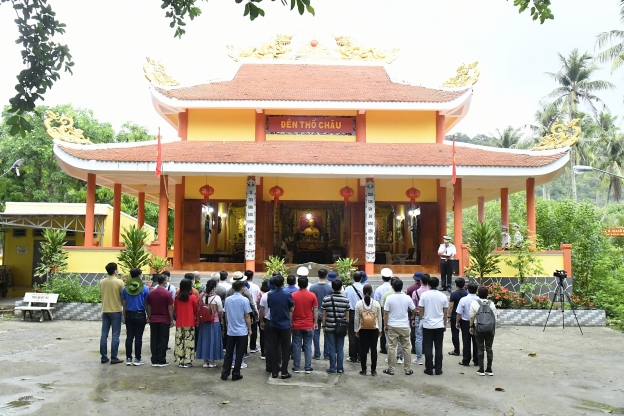 Đoàn công tác dâng hương tại Đền thờ Thổ Châu trên đảo Thổ Chu