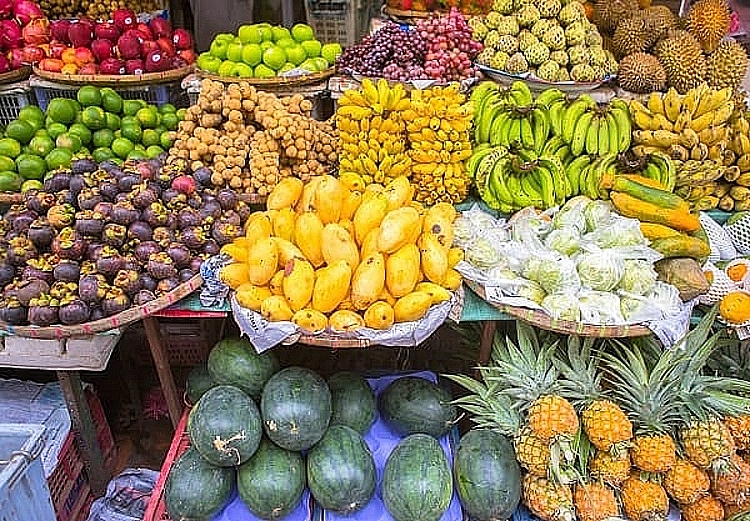 Hà Nội: Nhiều mặt hàng hoa quả tươi đầu mùa đang có mức giá rẻ