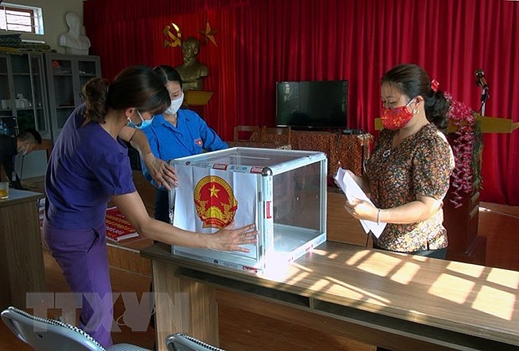 Chuẩn bị hòm phiếu cho ngày bầu cử