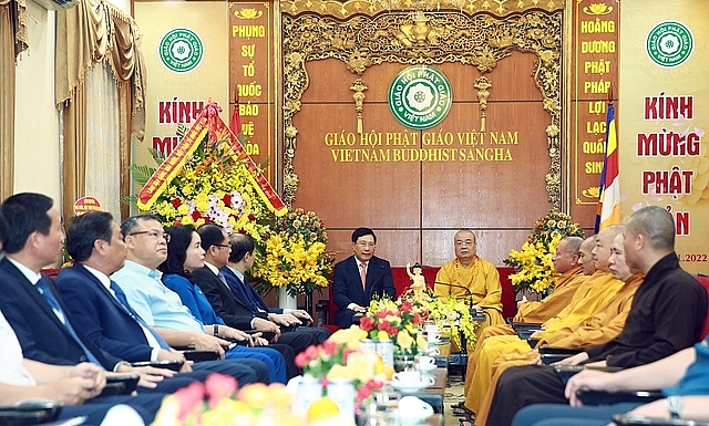 Phó Thủ tướng Thường trực Chính phủ Phạm Bình Minh chúc mừng Trung ương Giáo hội Phật giáo Việt Nam cùng toàn thể tăng ni, phật tử đón đại lễ Phật đản an lạc
