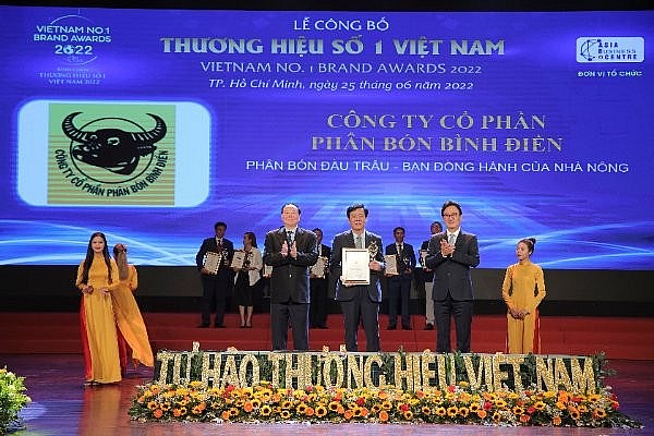 Ông Ngô Văn Đông- Tổng Giám đốc Công ty CP Phân bón Bình Điền đón nhận giải thưởng Thương hiệu số 1 Việt Nam năm 2022.jpg