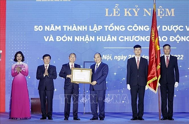Chủ tịch nước Nguyễn Xuân Phúc trao Huân chương Lao động hạng Nhất tặng Tổng công ty Dược Việt Nam