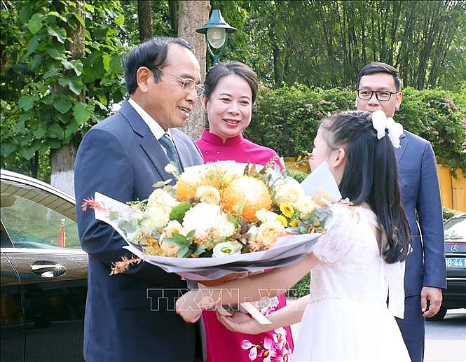 Thiếu nhi Thủ đô Hà Nội tặng hoa, chào đón Phó Chủ tịch nước Lào Bounthong Chitmany