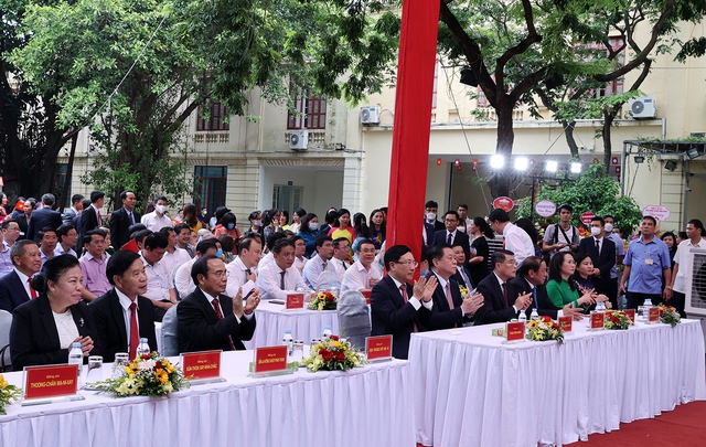 Khai mạc triển lãm Quan hệ hữu nghị vĩ đại, đoàn kết đặc biệt Việt Nam-Lào - Ảnh 2.