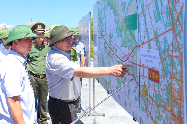 Thủ tướng khảo sát thực địa một số dự án giao thông lớn tại Nghệ An - Ảnh 9.