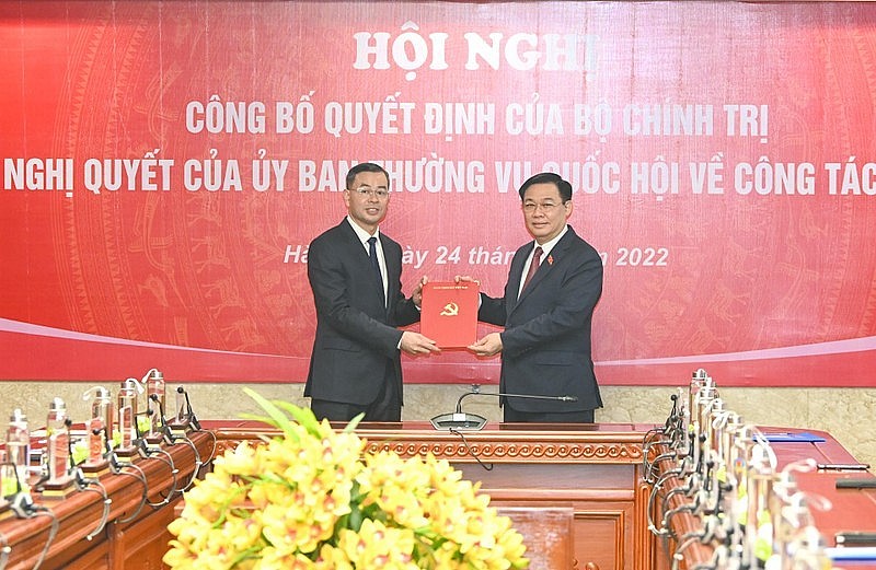 Chủ tịch Quốc hội Vương Đình Huệ trao quyết định của Bộ Chính trị cho đồng chí Ngô Văn Tuấn