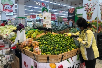 Nhiều chợ ở TPHCM vừa mở lại, thực phẩm giảm giá không ngờ