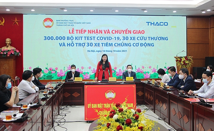 THACO trao tặng Hà Nội 30 xe cứu thương, 300.000 bộ kit test nhanh Covid-19 và hỗ trợ 30 xe tiêm vắc xin cơ động