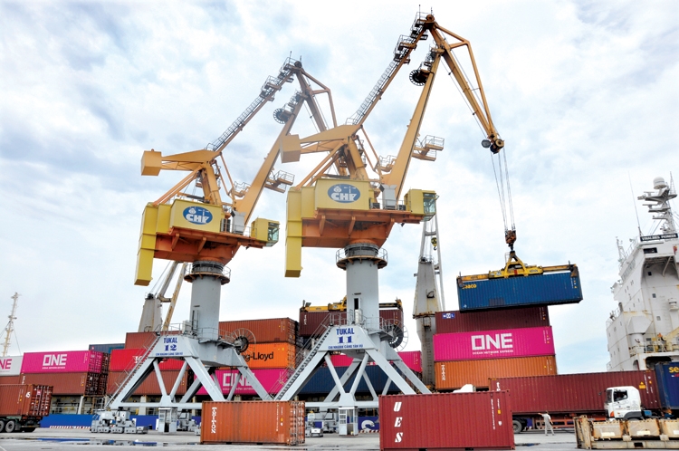 Lấy lại đà tăng, xuất nhập khẩu dần khởi sắc