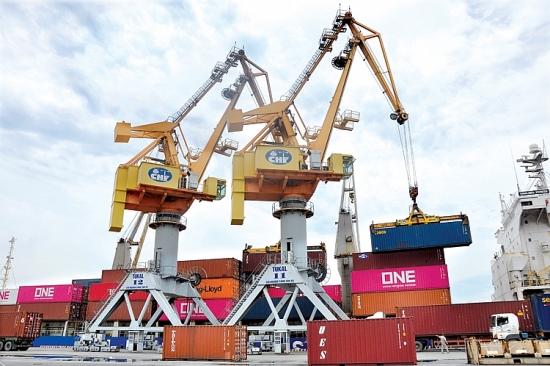 Lấy lại đà tăng, xuất nhập khẩu dần khởi sắc