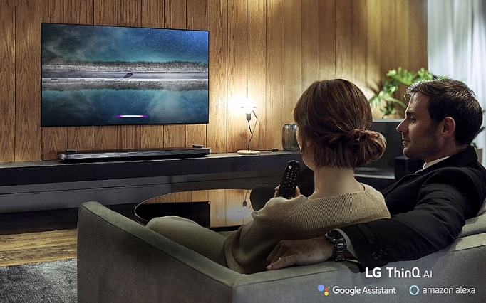 lg trinh lang san pham tv chat dau tien tren the gioi