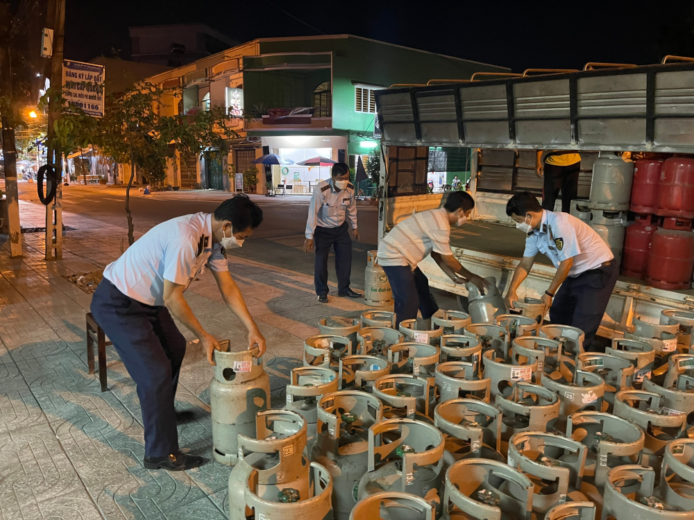 Tiền Giang: Phát hiện 100 bình gas có dấu hiệu không rõ nguồn gốc