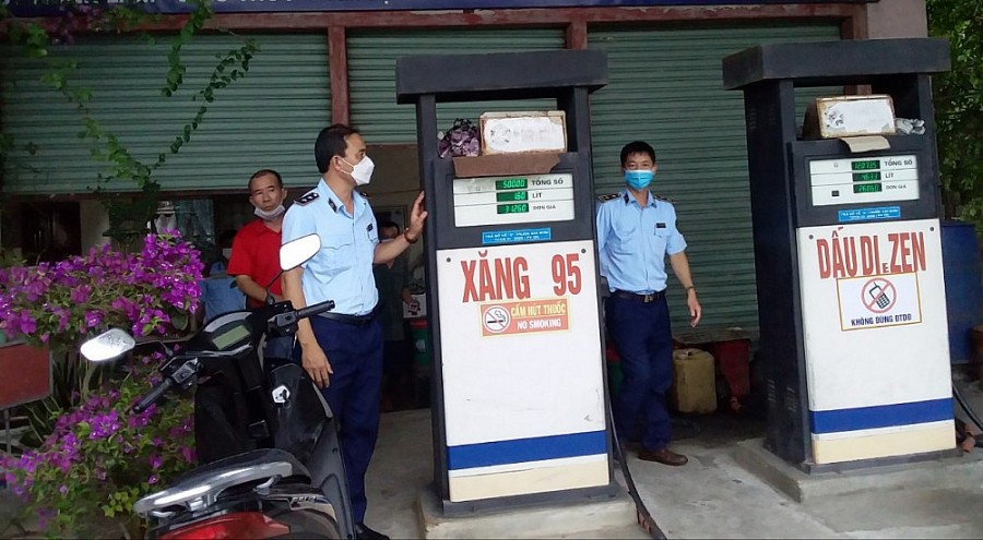 Quản lý thị trường Nam Định xử phạt cơ sở kinh doanh xăng dầu ghi biển hiệu không đầy đủ