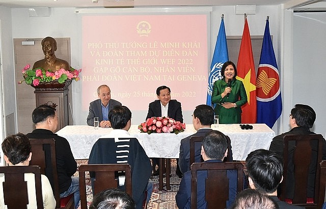 Đại sứ, Trưởng Phái đoàn Lê Thị Tuyết Mai báo cáo với Phó Thủ tướng Lê Minh Khái cùng Đoàn công tác tình hình hoạt động của Phái đoàn
