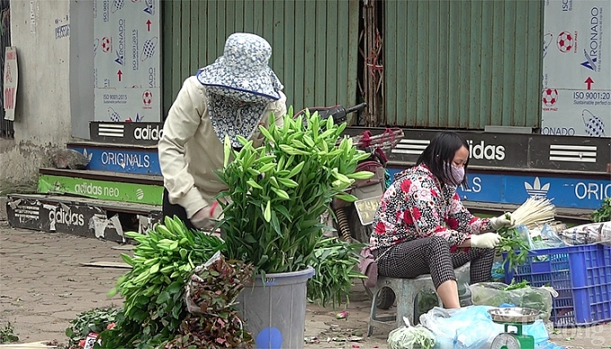 nguoi nong dan dieu dung vi mua hoa truot gia