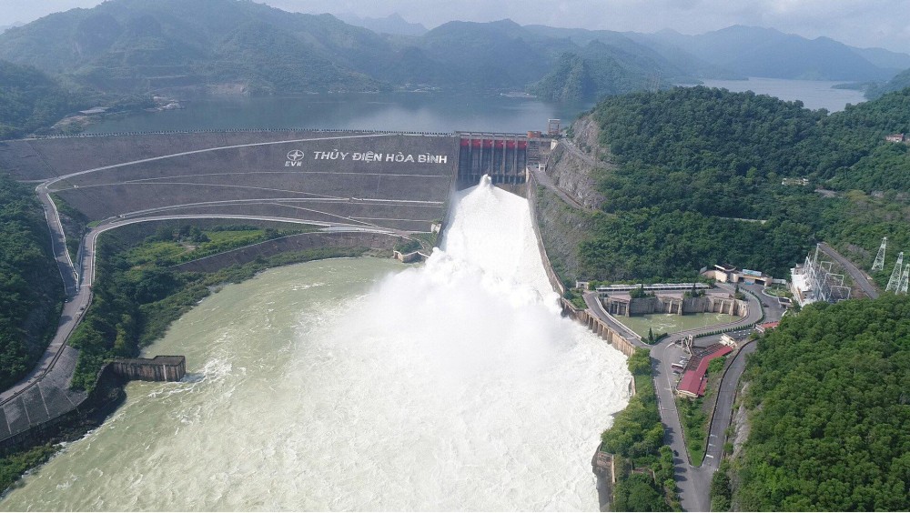 Công trình thủy điện Hoà Bình công suất lớn nhất Đông Nam Á thế kỷ 20, có bốn nhiệm vụ, trong đó điều tiết chống lũ đảm bảo an toàn cho Thủ đô Hà Nội, các tỉnh Đồng bằng sông Hồng và cung cấp điện được cho là trọng yếu