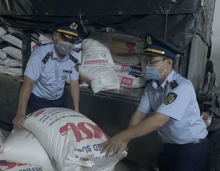 Quản lý thị trường Thừa Thiên Huế phát hiện 2 tấn đường kính nghi nhập lậu