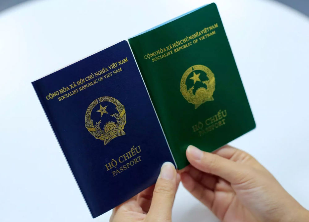 Hộ chiếu Việt Nam theo mẫu mới có màu xanh tím than