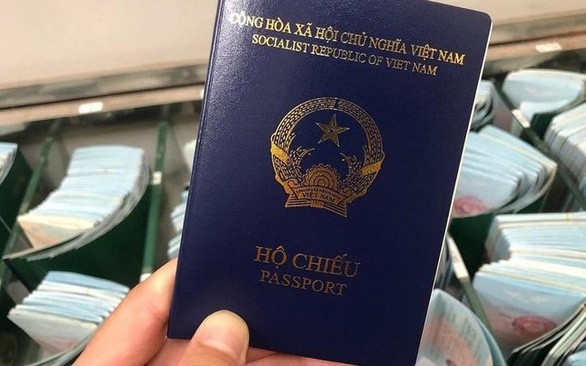 Hộ chiếu mẫu mới màu xanh tím than của Việt Nam