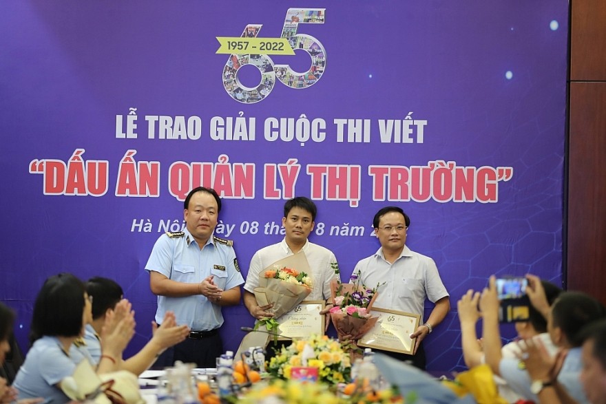 Tổng Cục trưởng Trần Hữu Linh trao hoa và Giấy chứng nhận cho các tác giả có tác phẩm đạt Giải A ngoài lực lượng QLTT