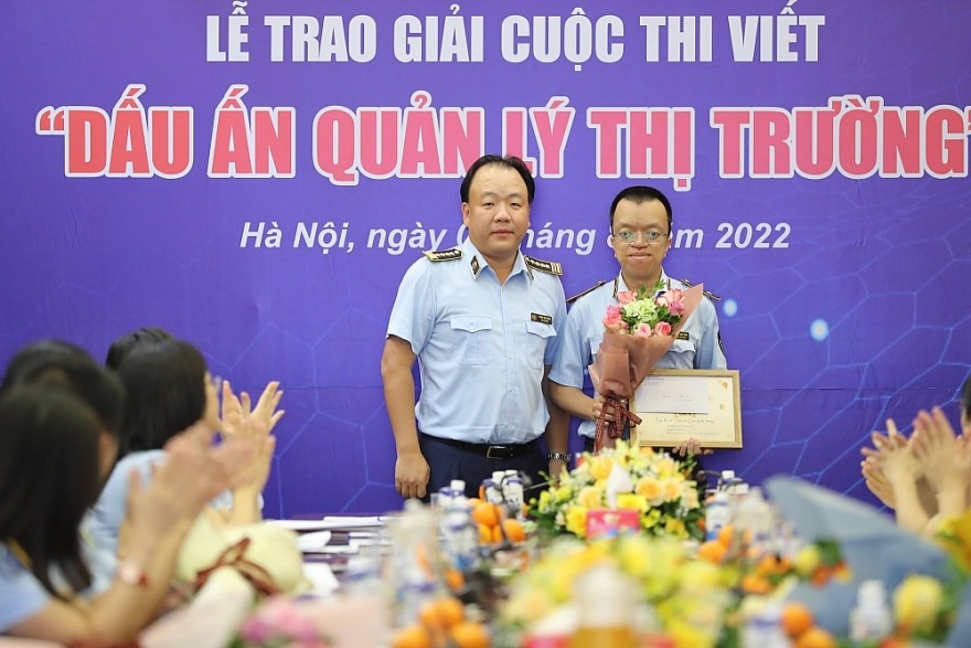 Trưởng Ban tổ chức, Trưởng Ban Giám khảo - Tổng Cục trưởng Trần Hữu Linh trao hoa và Giấy chứng nhận cho các tác giả có tác phẩm đạt Giải A trong lực lượng Quản lý thị trường
