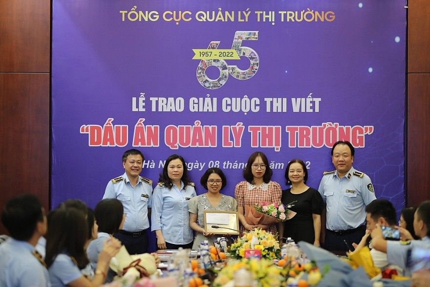 Ban Tổ chức trao hoa và Giấy chứng nhận cho Nhóm tác giả có tác phẩm đạt Giải Đặc biệt ngoài lực lượng QLTT