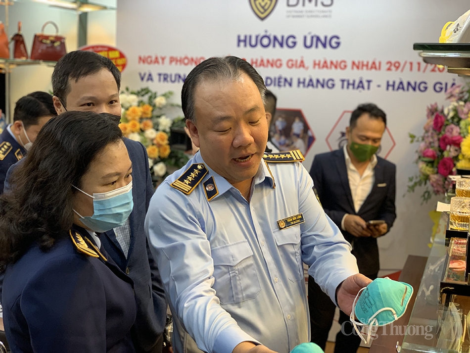 Tổng Cục trưởng Trần Hữu Linh cùng các đại biểu tham quan Phòng trưng bày nhận diện hàng thật - hàng giả