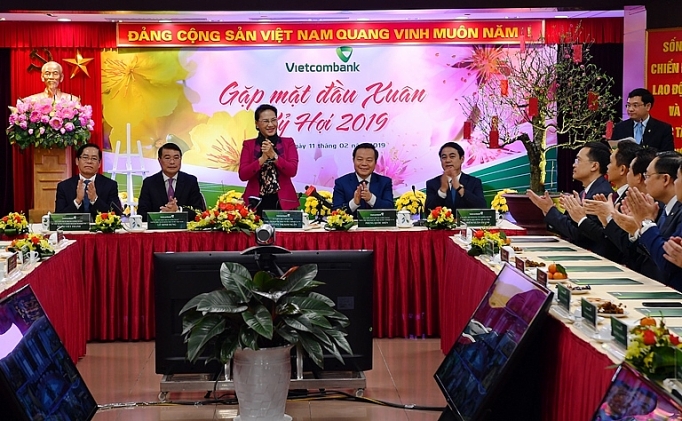chu tich quoc hoi nguyen thi kim ngan tham va chuc tet vietcombank