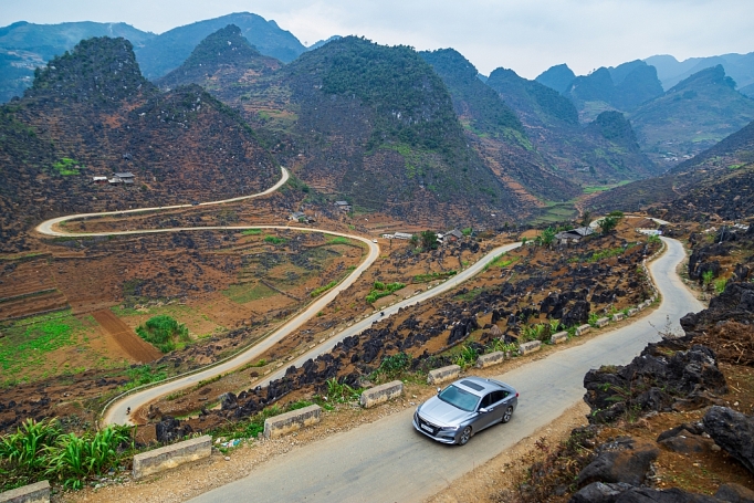 roadtrip gia dinh tren mot chiec xe sedan tai sao khong