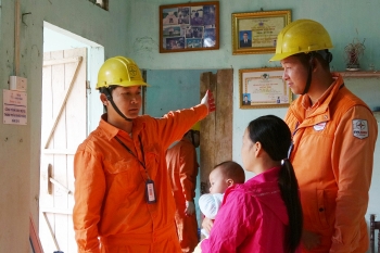 EVN: Thực hiện công bằng giảm giá điện, tiền điện